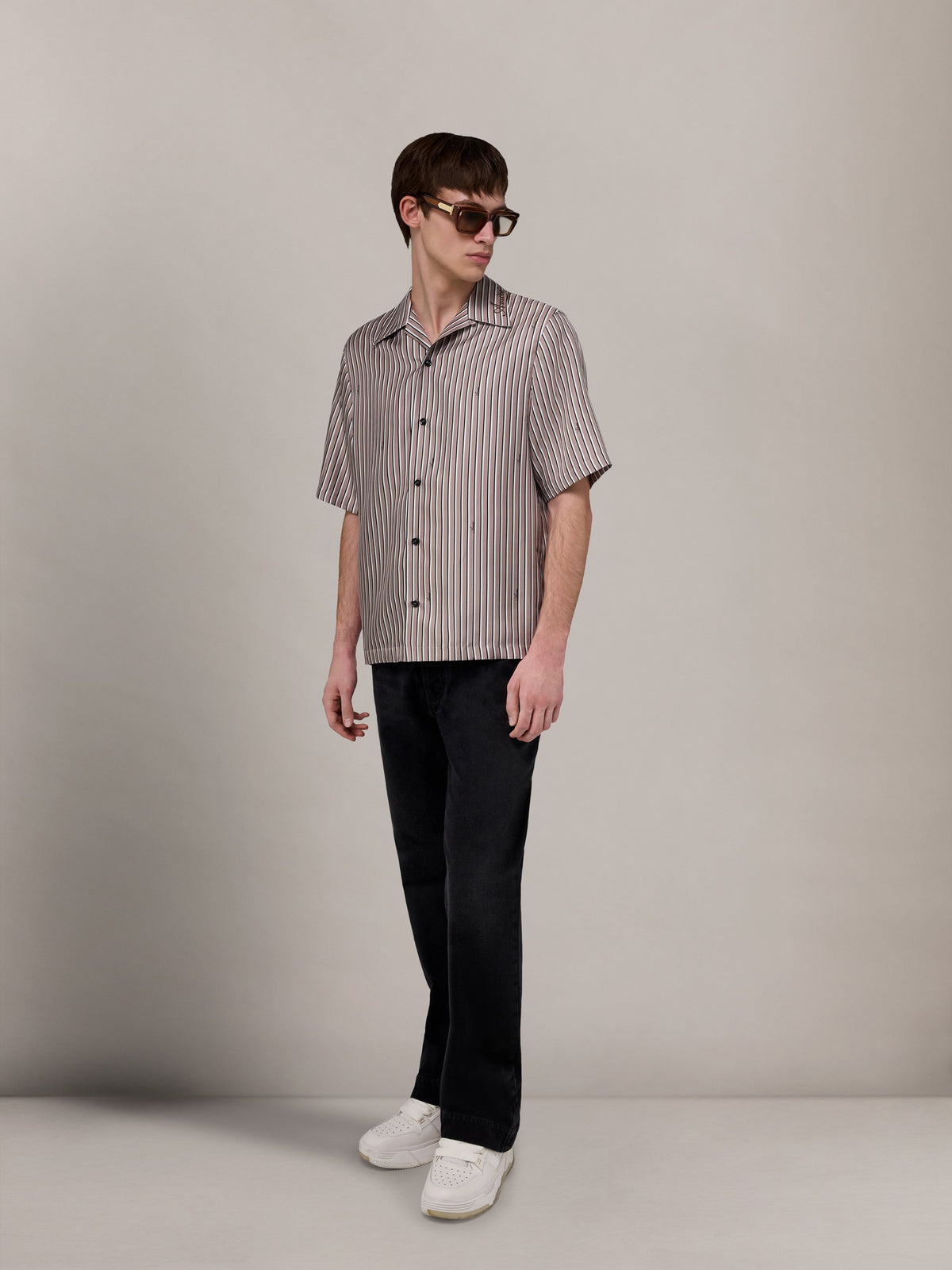 AMIRI SCRIPT BOWLING SHIRT MOCHA — vista 4