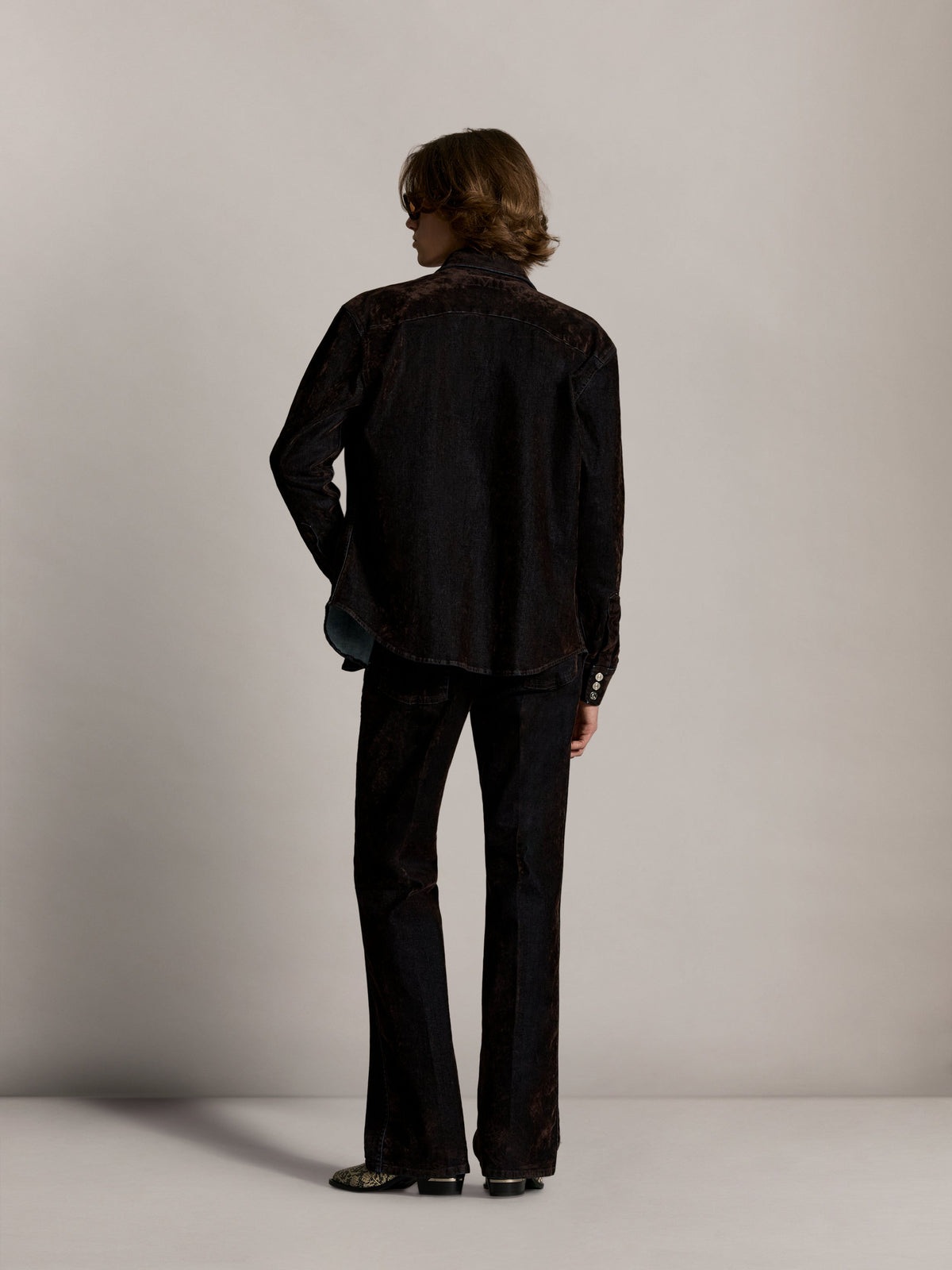 AMIRI FLOCK LONG SLEEVE DENIM SHIRT HUSK — vista 4