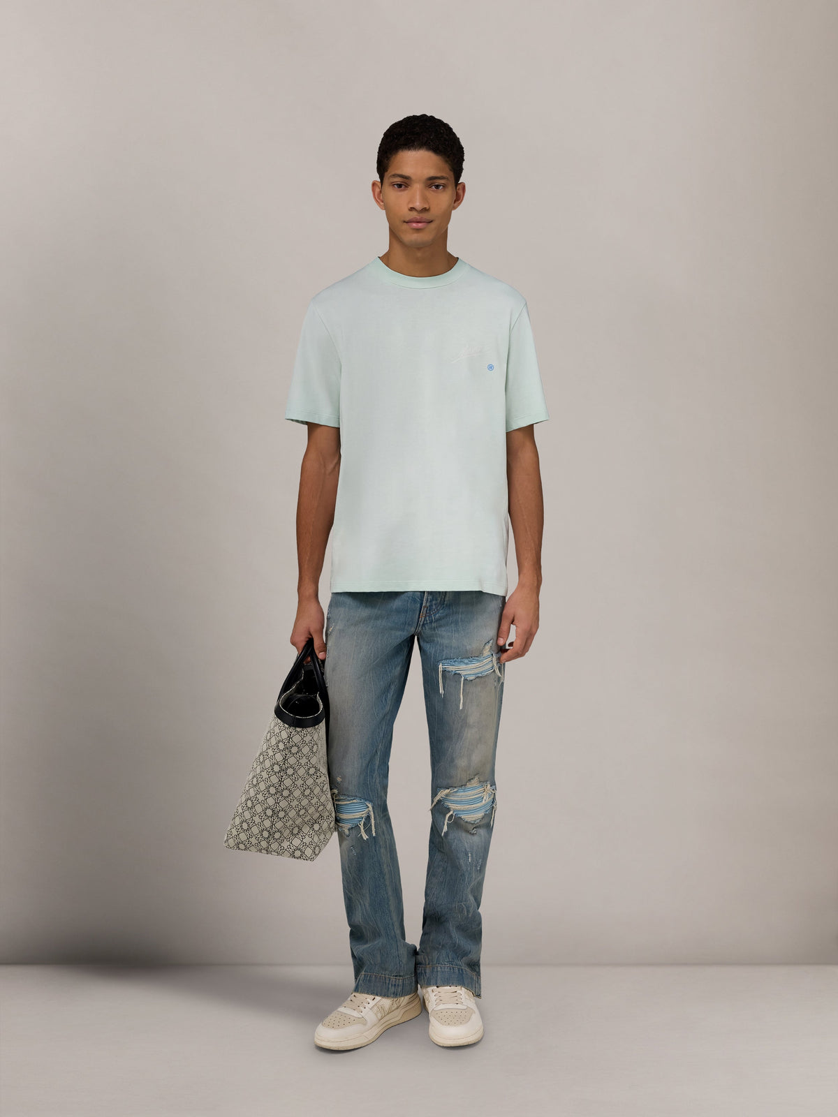 AMIRI QUALITY GOODS LABEL TEE POWDER TEAL — vista 2