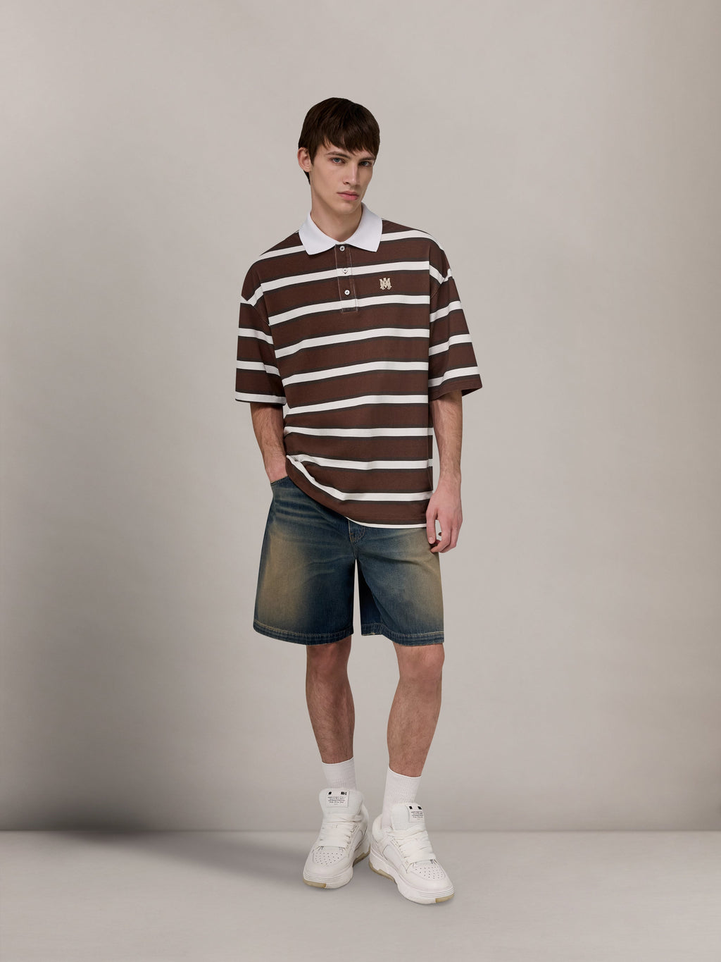 AMIRI MA STRIPED OVERSIZED POLO TOBACCO — vista 2