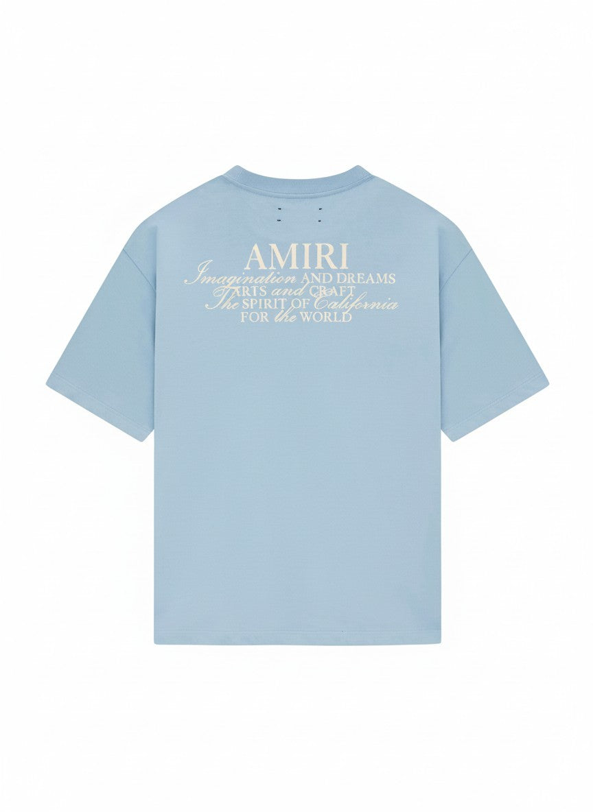 Camiseta The Hype Company AMIRI azul claro con estampado gráfico en la espalda con letras blancas