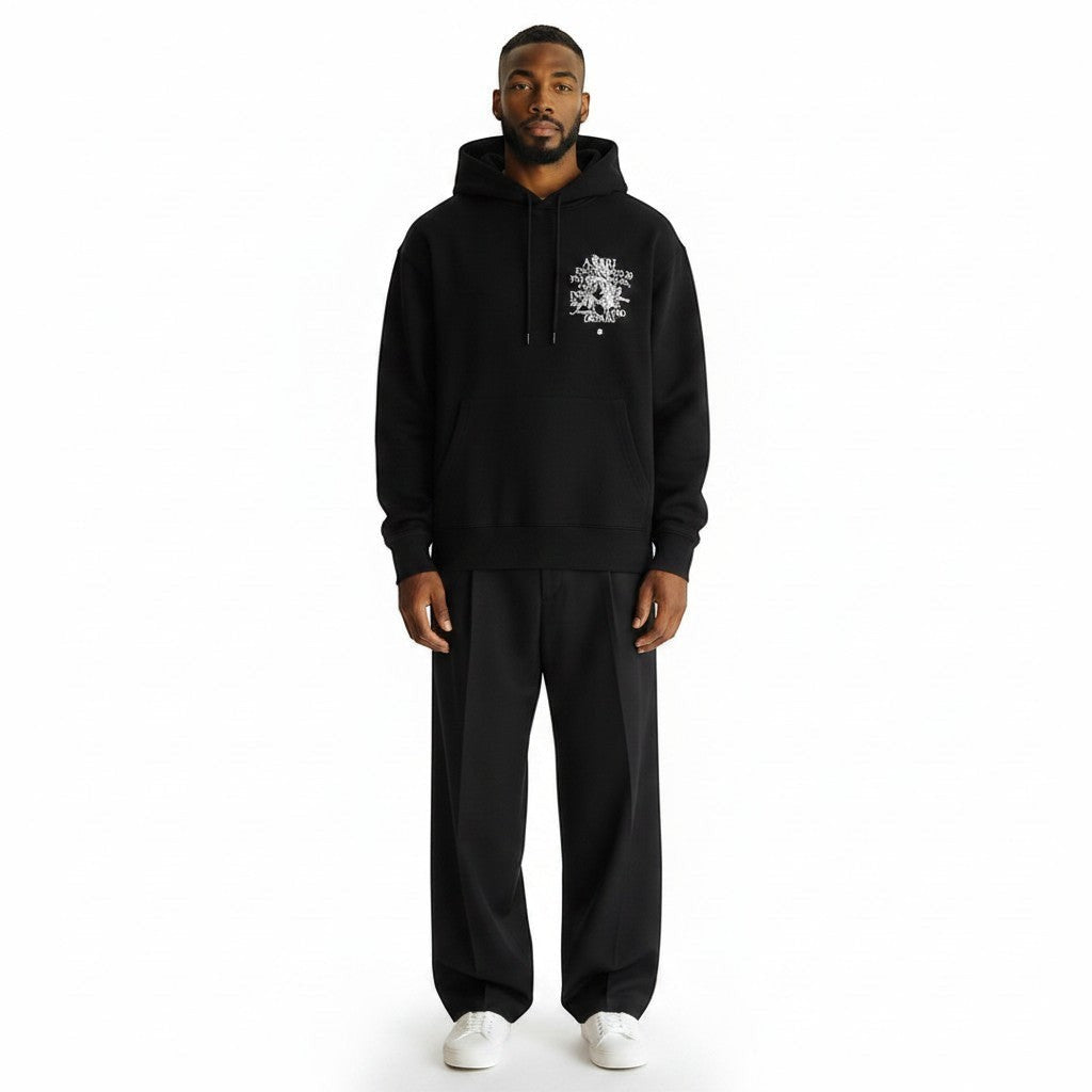 Modelo vistiendo sudadera negra con capucha AMIRI Precious Memories de The Hype Company con estampado gráfico blanco.