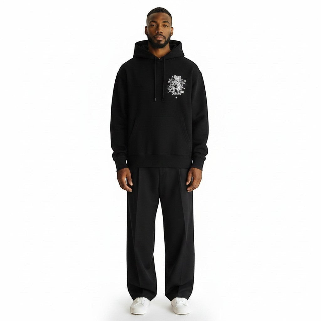 Modelo vistiendo sudadera negra con capucha AMIRI Precious Memories de The Hype Company con estampado gráfico blanco.