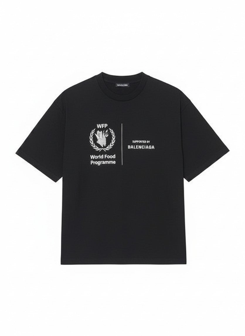 Camiseta negra de algodón The Hype Company con el logo del Programa Mundial de Alimentos y Balenciaga en el pecho