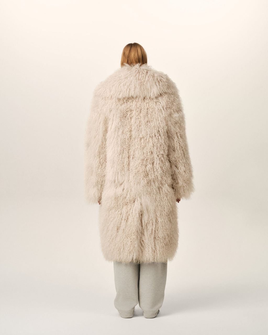 AMI PARIS LONG WHITE LAMB SHEARLING COAT — vista 5