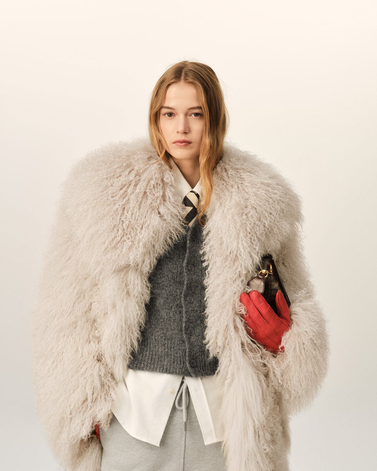 AMI PARIS LONG WHITE LAMB SHEARLING COAT — vista 3