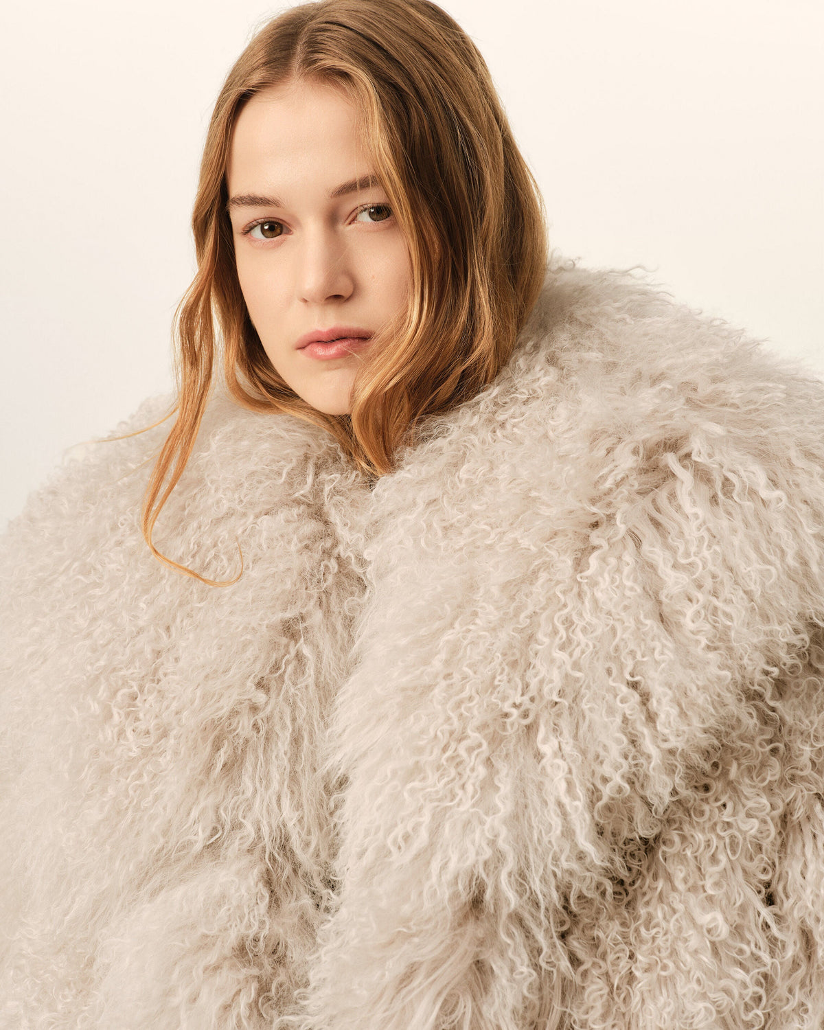 AMI PARIS LONG WHITE LAMB SHEARLING COAT — vista 4