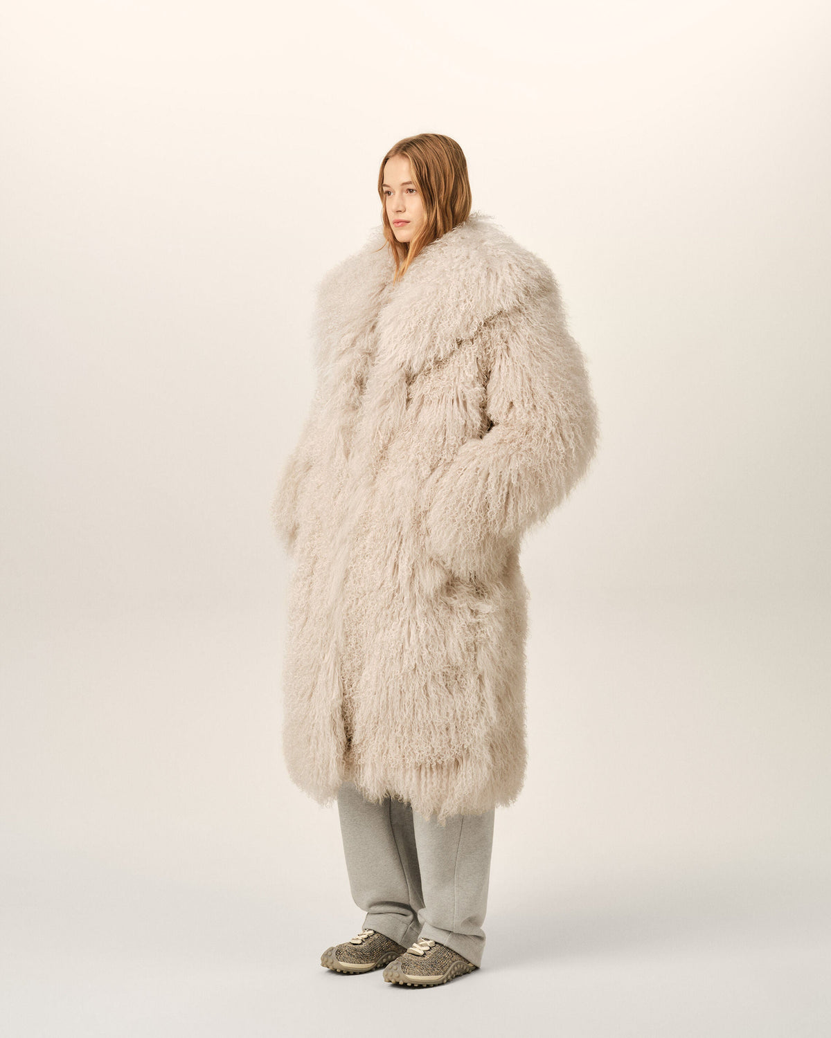 AMI PARIS LONG WHITE LAMB SHEARLING COAT — vista 6
