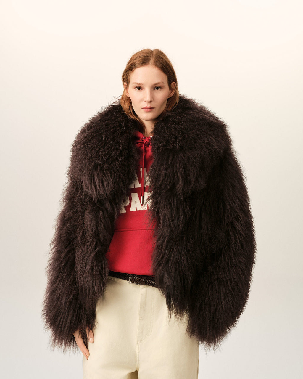 AMI PARIS BROWN LAMB SHEARLING SHORT JACKET — vista 3