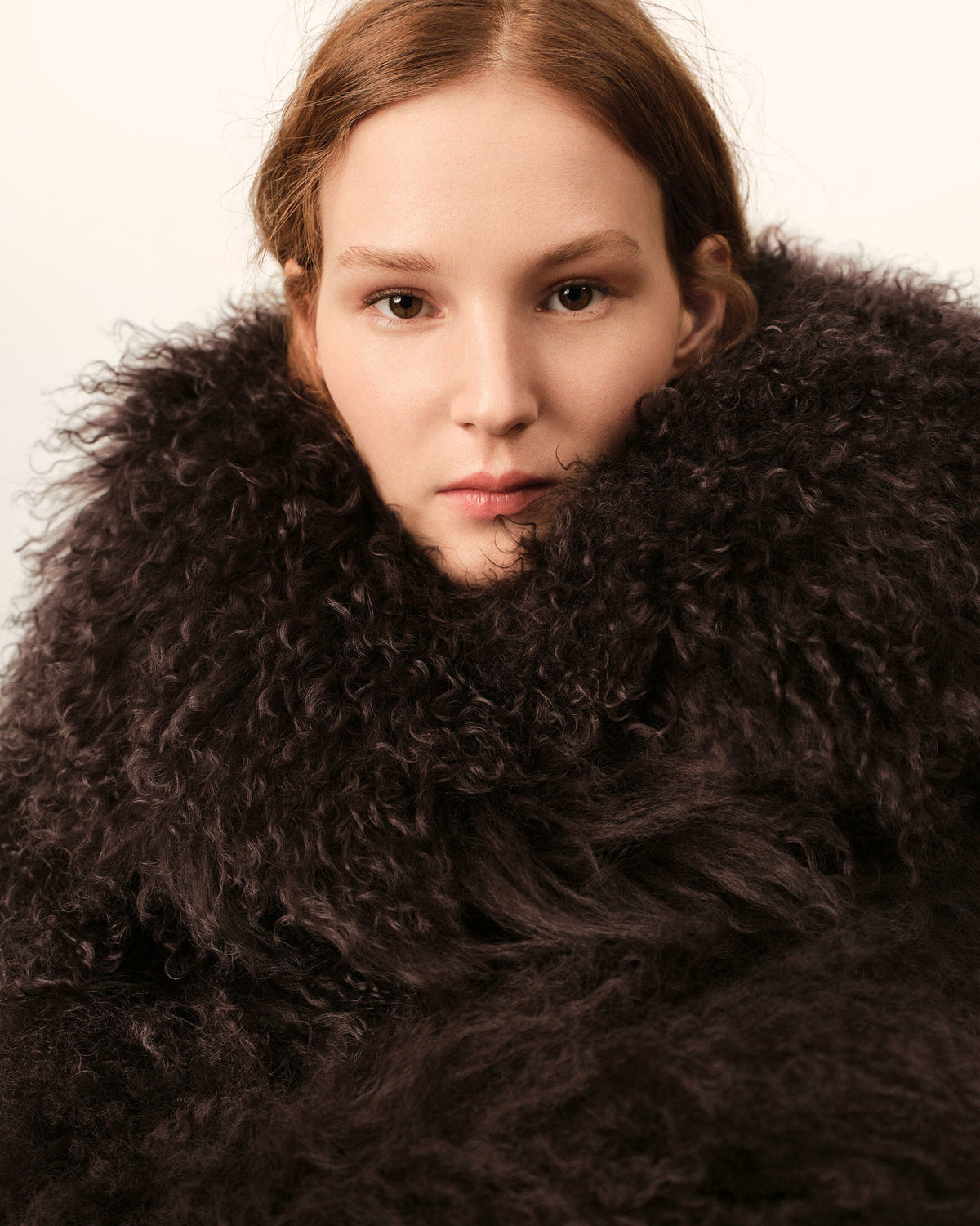 AMI PARIS BROWN LAMB SHEARLING SHORT JACKET — vista 4
