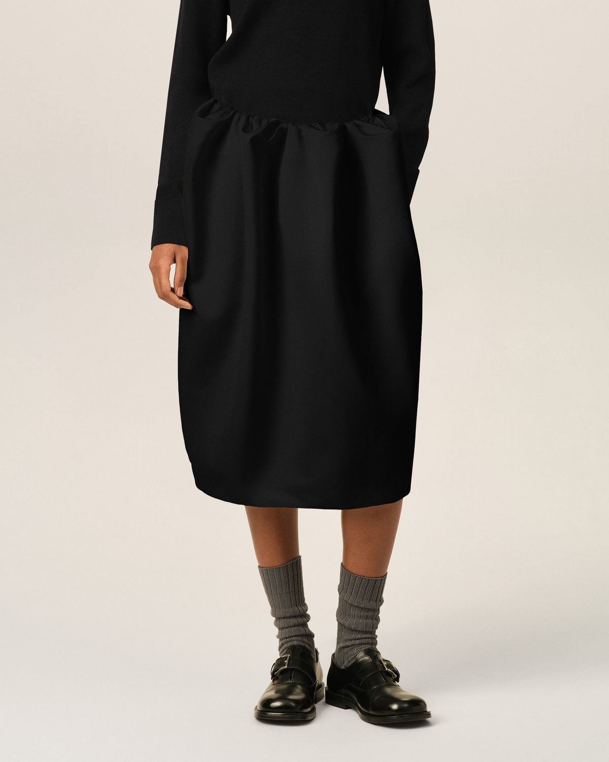 AMI PARIS BLACK MIDI GATHERED SATIN SKIRT — vista 3