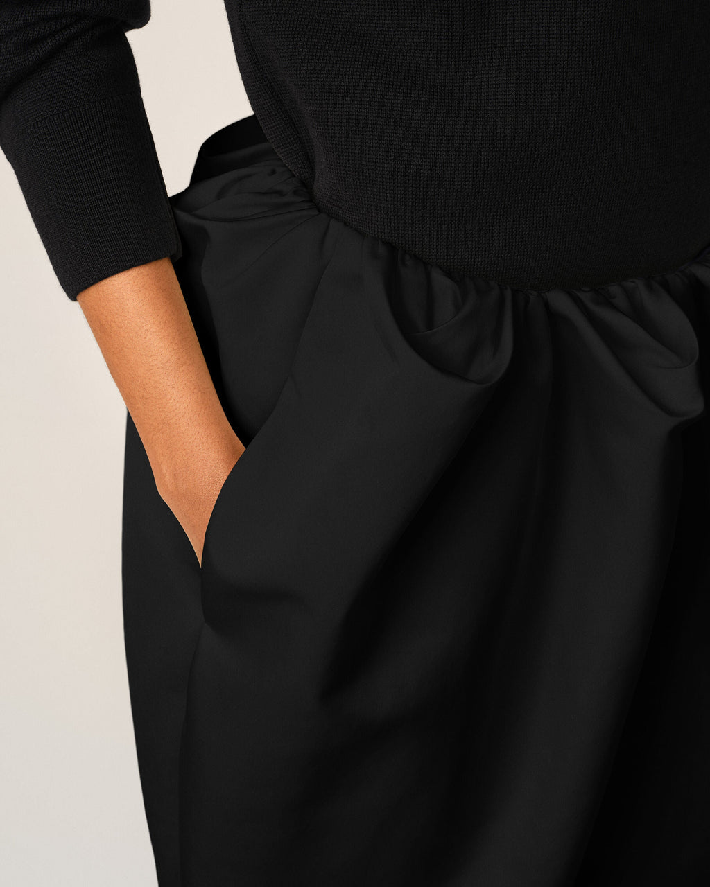 AMI PARIS BLACK MIDI GATHERED SATIN SKIRT — vista 5