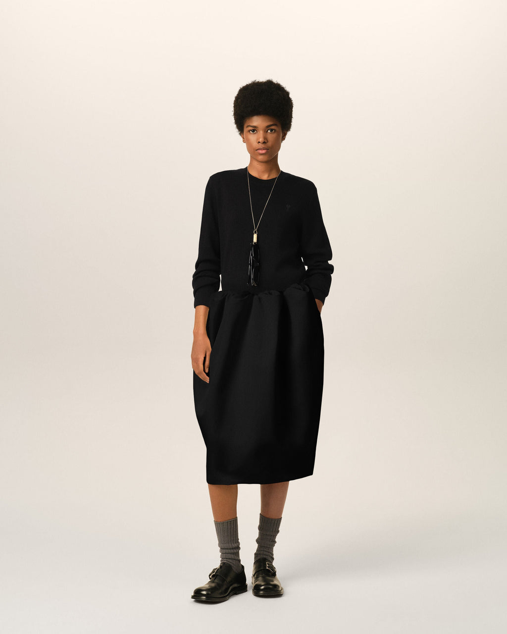 AMI PARIS BLACK MIDI GATHERED SATIN SKIRT — vista 2