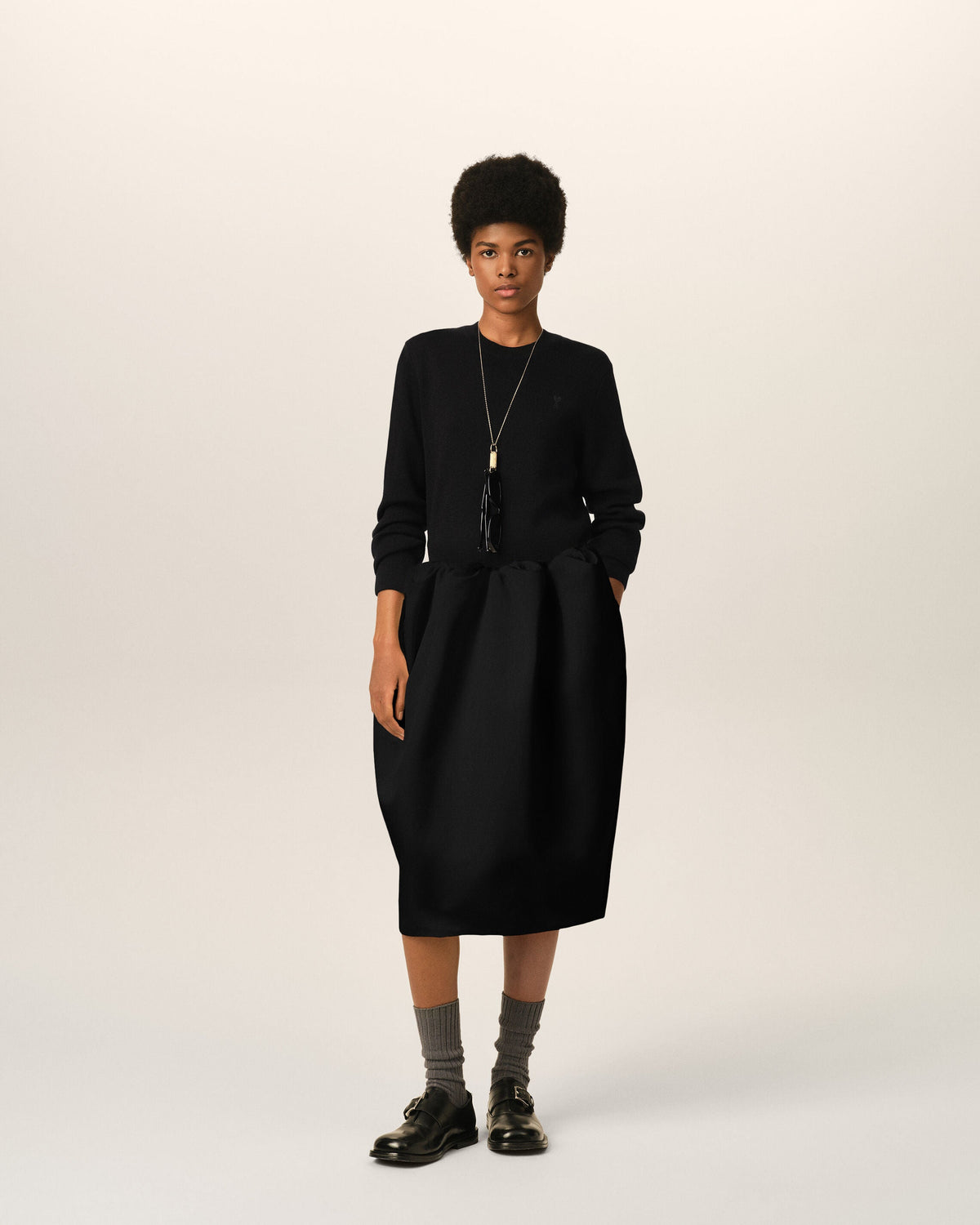 AMI PARIS BLACK MIDI GATHERED SATIN SKIRT — vista 2