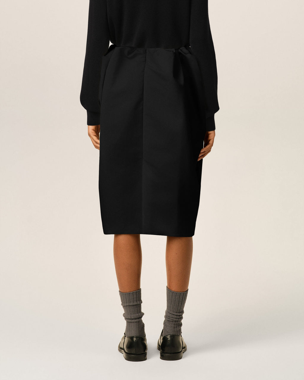 AMI PARIS BLACK MIDI GATHERED SATIN SKIRT — vista 4