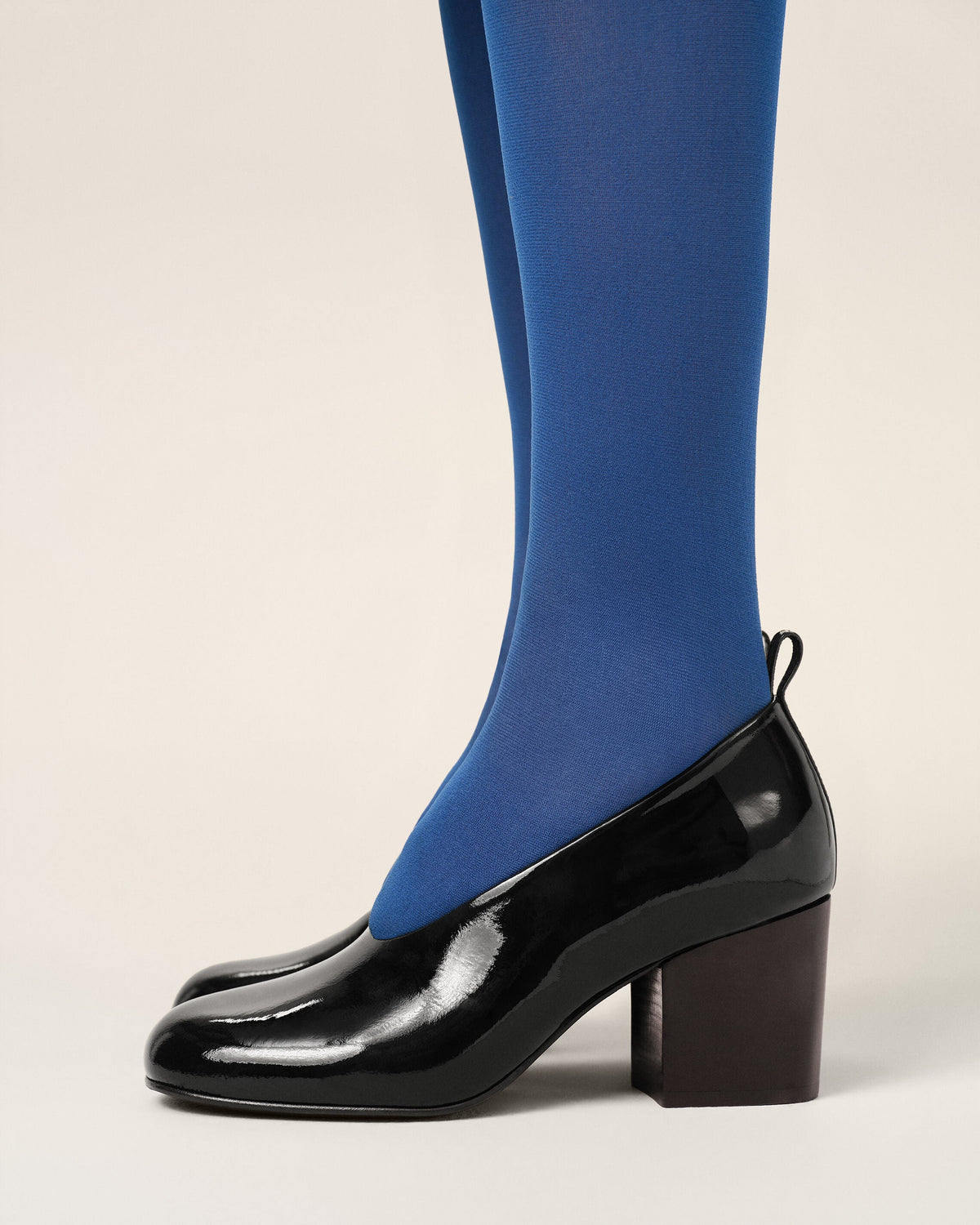 AMI PARIS BLACK COW LEATHER PUMPS — vista 2