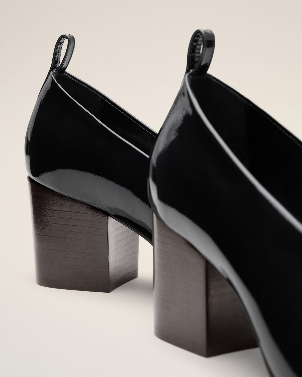 AMI PARIS BLACK COW LEATHER PUMPS — vista 5