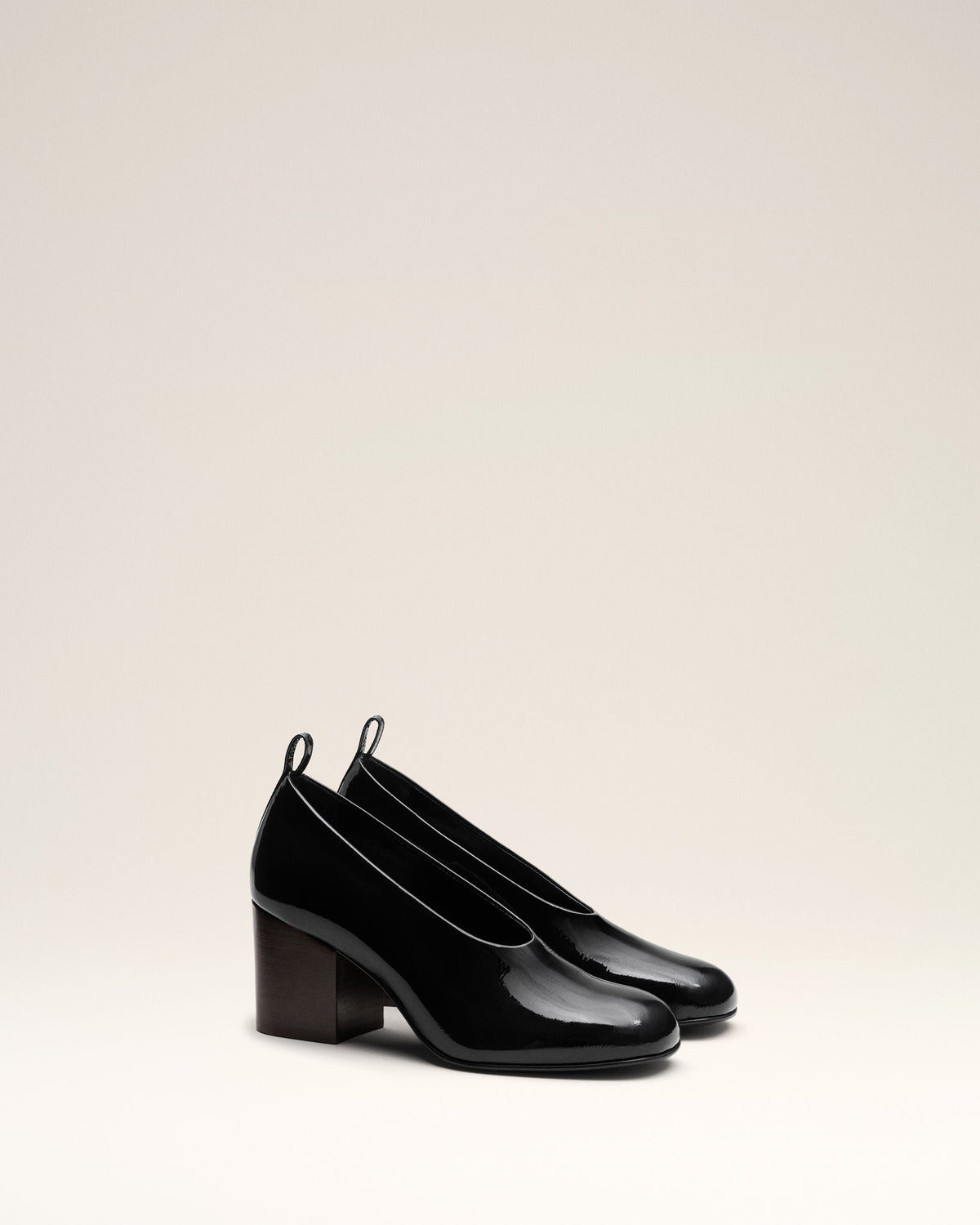 AMI PARIS BLACK COW LEATHER PUMPS — vista 3