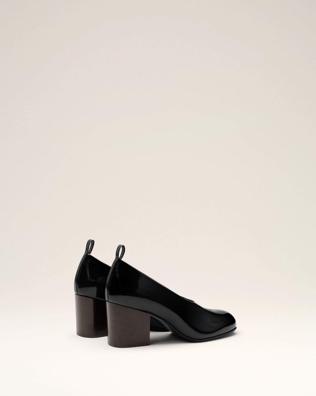 AMI PARIS BLACK COW LEATHER PUMPS — vista 4