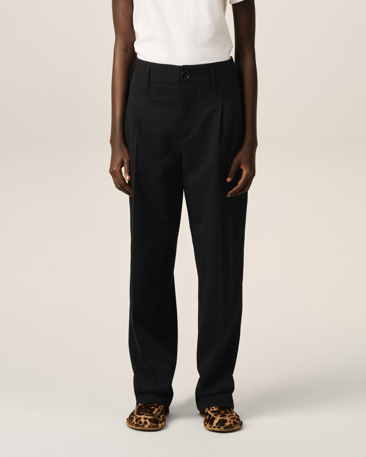 AMI PARIS BLACK TWO-PLEATS WOOL TROUSERS — vista 3