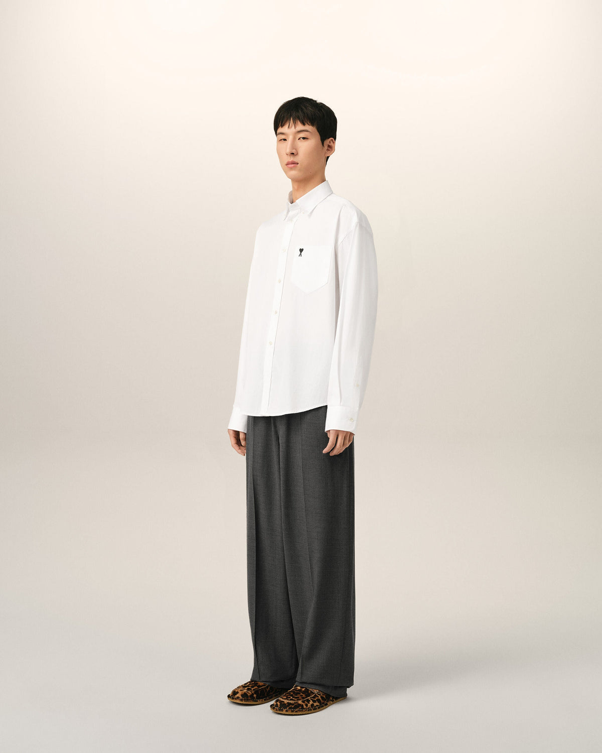 AMI PARIS WHITE BOXY COTTON SHIRT WITH AMI DE COEUR — vista 6