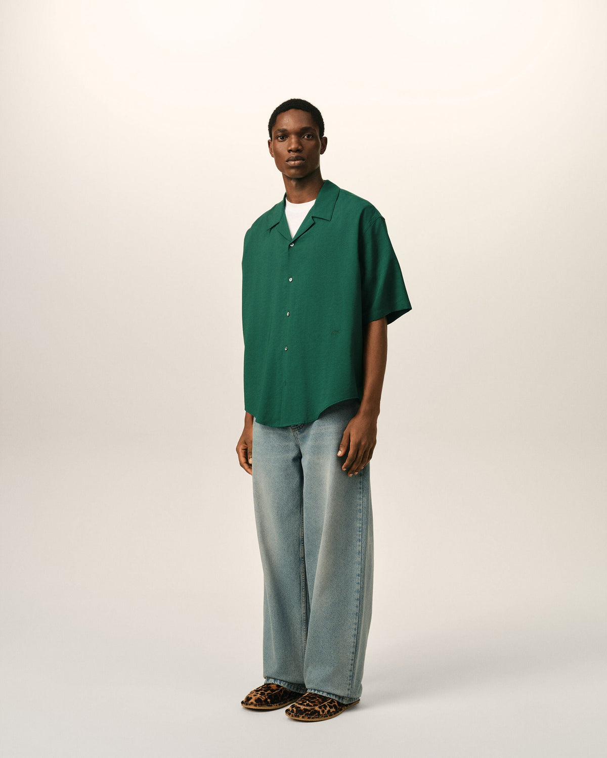 AMI PARIS GREEN BOXY VISCOSE TWILL SHORT-SLEEVE SHIRT — vista 6