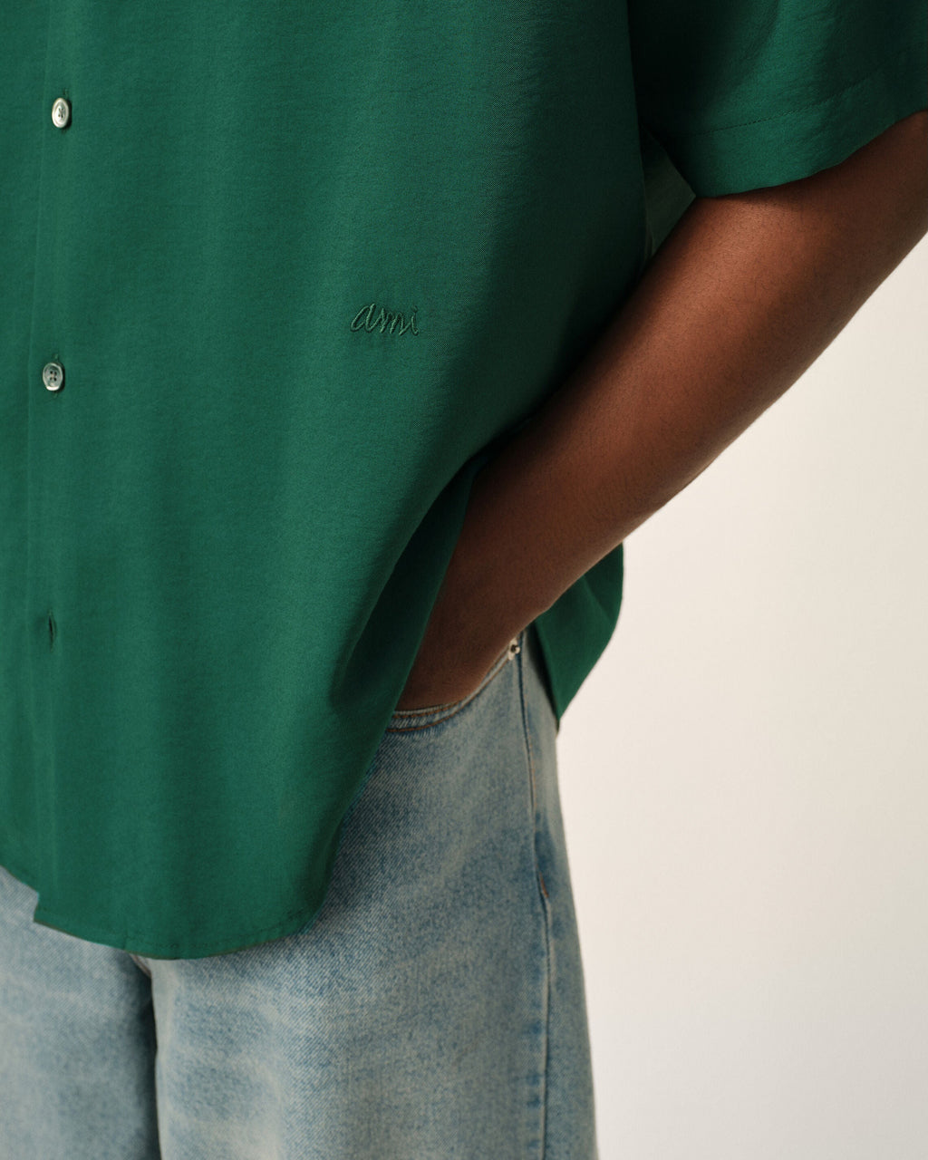 AMI PARIS GREEN BOXY VISCOSE TWILL SHORT-SLEEVE SHIRT — vista 4