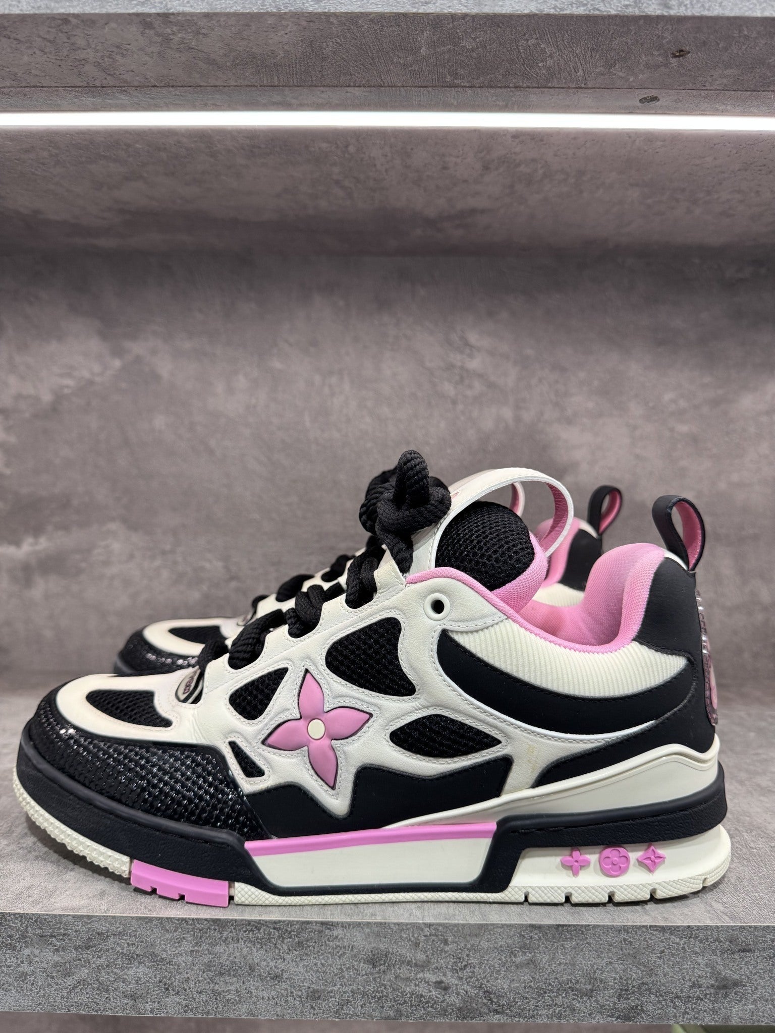 LOUIS VUITTON SKATE PINK BLACK