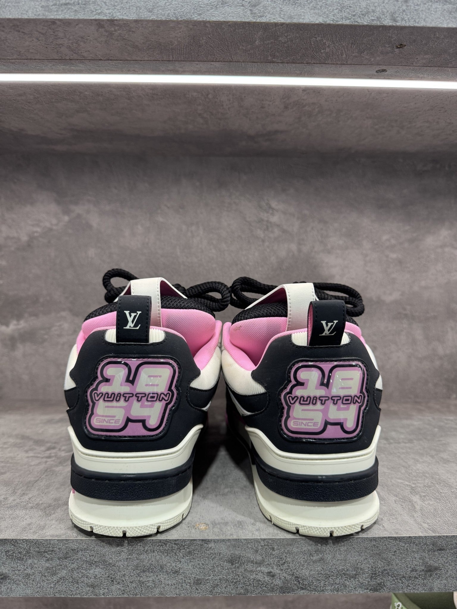 LOUIS VUITTON SKATE PINK BLACK