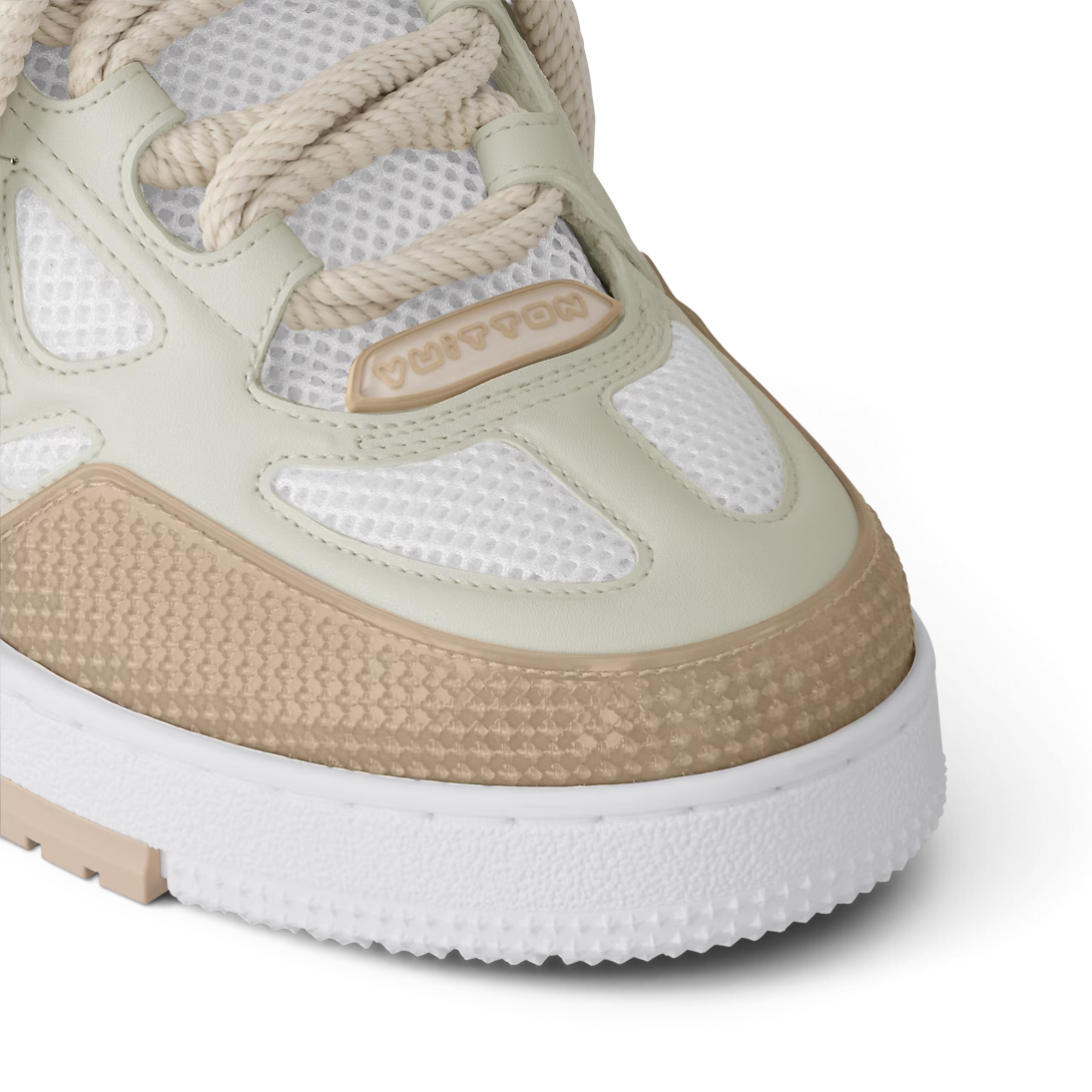 Detalle de la puntera de las zapatillas Louis Vuitton Skate beige de The Hype Company con malla y cordones gruesos