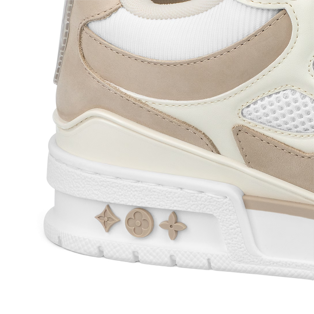 Detalle de zapatillas Louis Vuitton Skate beige de The Hype Company con paneles de malla y logo en la suela