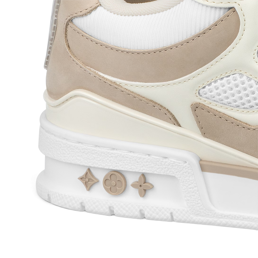 Detalle de zapatillas Louis Vuitton Skate beige de The Hype Company con paneles de malla y logo en la suela