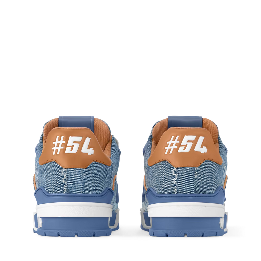 Zapatillas Louis Vuitton Trainer de The Hype Company en denim azul con patrón Damier 3D y detalle #54 en el talón