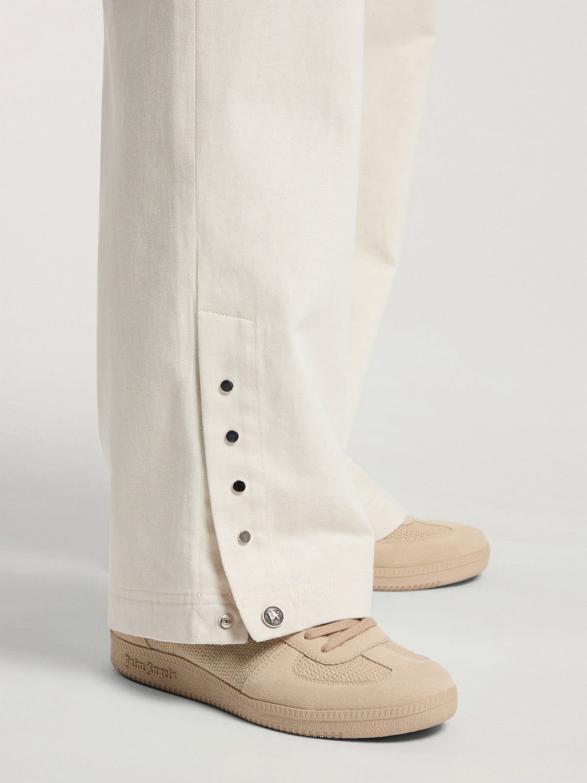 PALM ANGELS PALM TREE LOOSE TROUSERS OFF WHITE - SILVER — vista 6