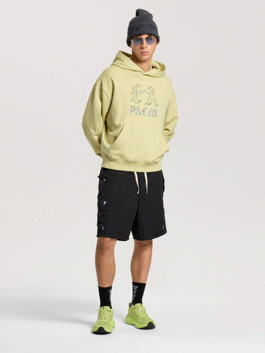 PALM ANGELS PALM TYPE LOOSE CARGO SHORTS BLACK - OFF WHITE — vista 2