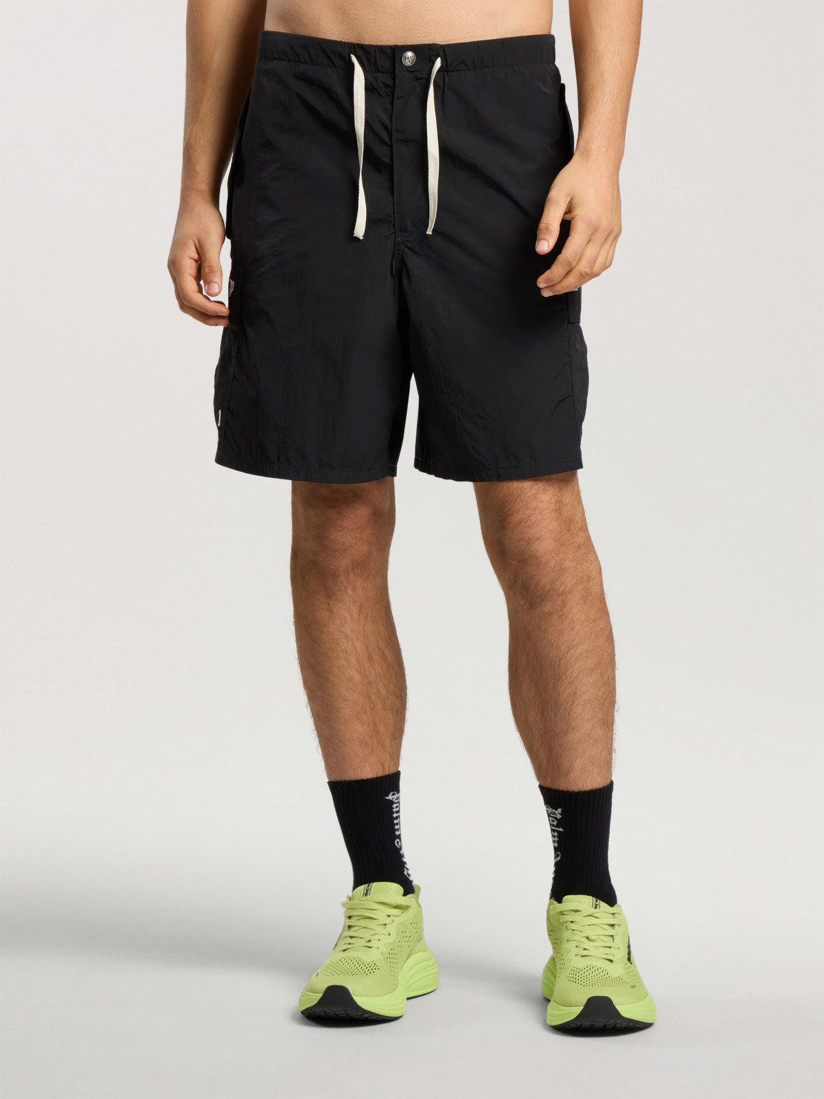 PALM ANGELS PALM TYPE LOOSE CARGO SHORTS BLACK - OFF WHITE — vista 3