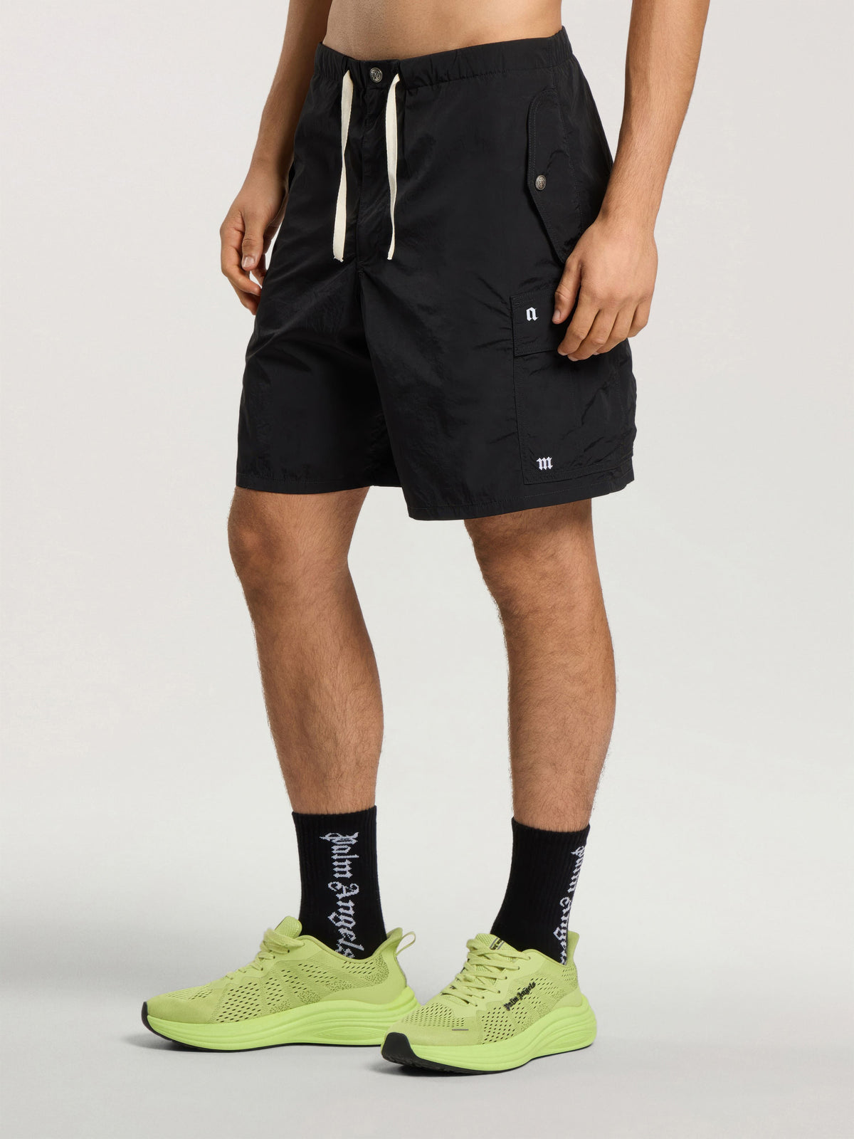 PALM ANGELS PALM TYPE LOOSE CARGO SHORTS BLACK - OFF WHITE — vista 4