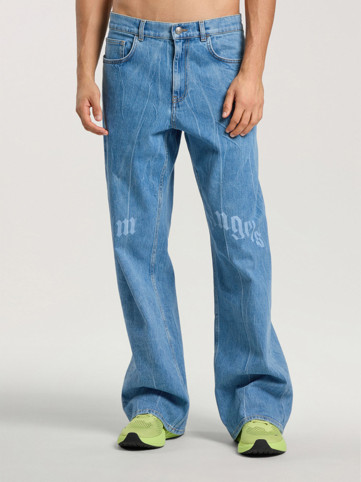 PALM ANGELS SPLITTED CURVED LOGO LOOSE JEANS LIGHT BLUE - LIGHT BLUE — vista 3