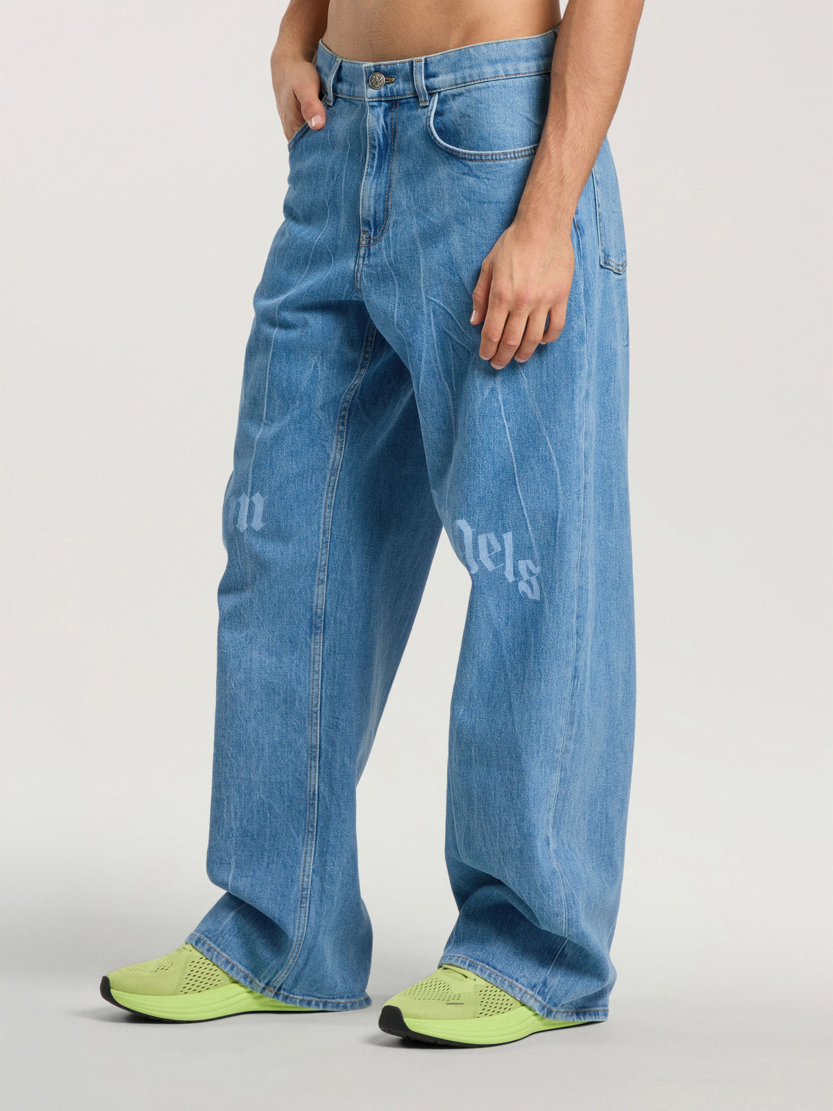 PALM ANGELS SPLITTED CURVED LOGO LOOSE JEANS LIGHT BLUE - LIGHT BLUE — vista 4