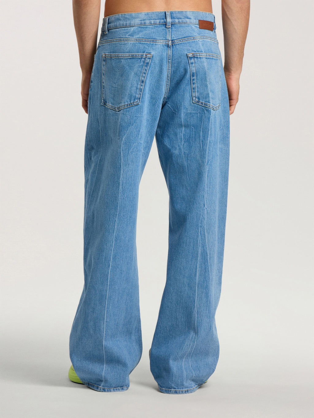 PALM ANGELS SPLITTED CURVED LOGO LOOSE JEANS LIGHT BLUE - LIGHT BLUE — vista 5