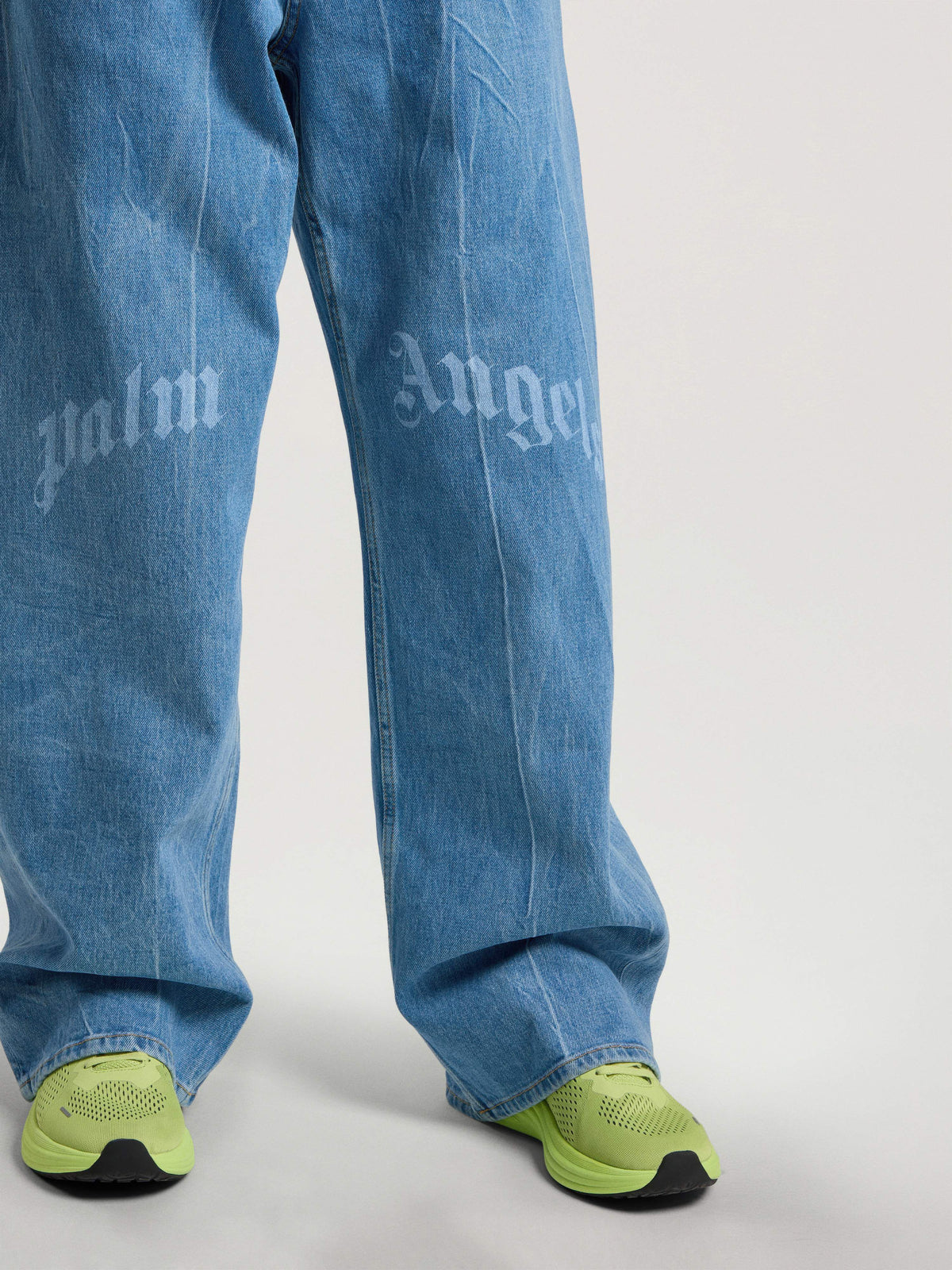 PALM ANGELS SPLITTED CURVED LOGO LOOSE JEANS LIGHT BLUE - LIGHT BLUE — vista 6