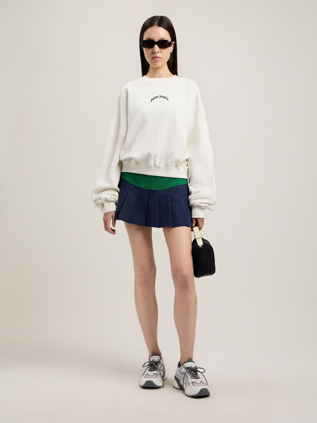 PALM ANGELS CURVED LOGO LOOSE CROP SWEATSHIRT OFF WHITE BLACK — vista 2