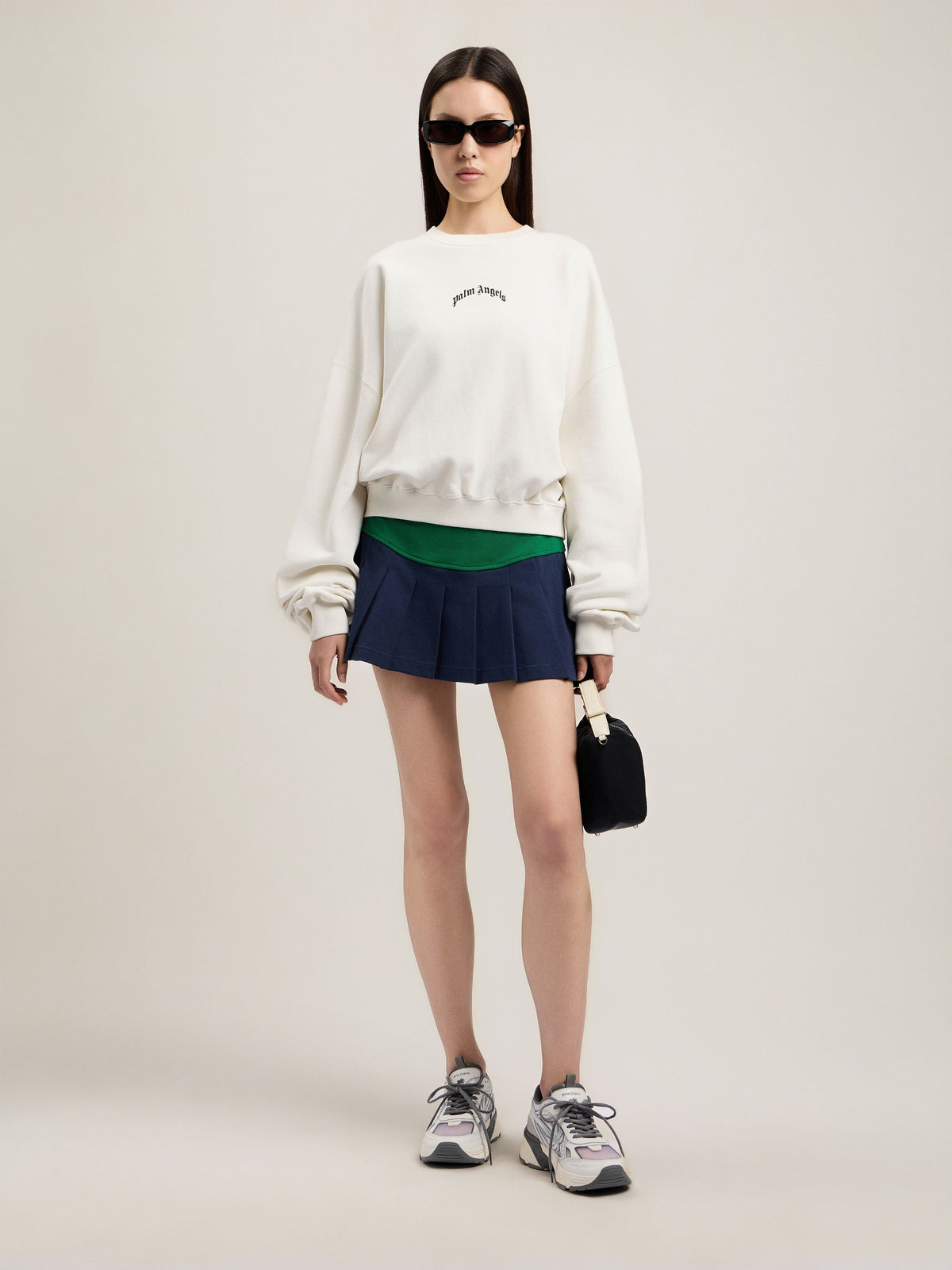 PALM ANGELS CURVED LOGO LOOSE CROP SWEATSHIRT OFF WHITE BLACK — vista 2