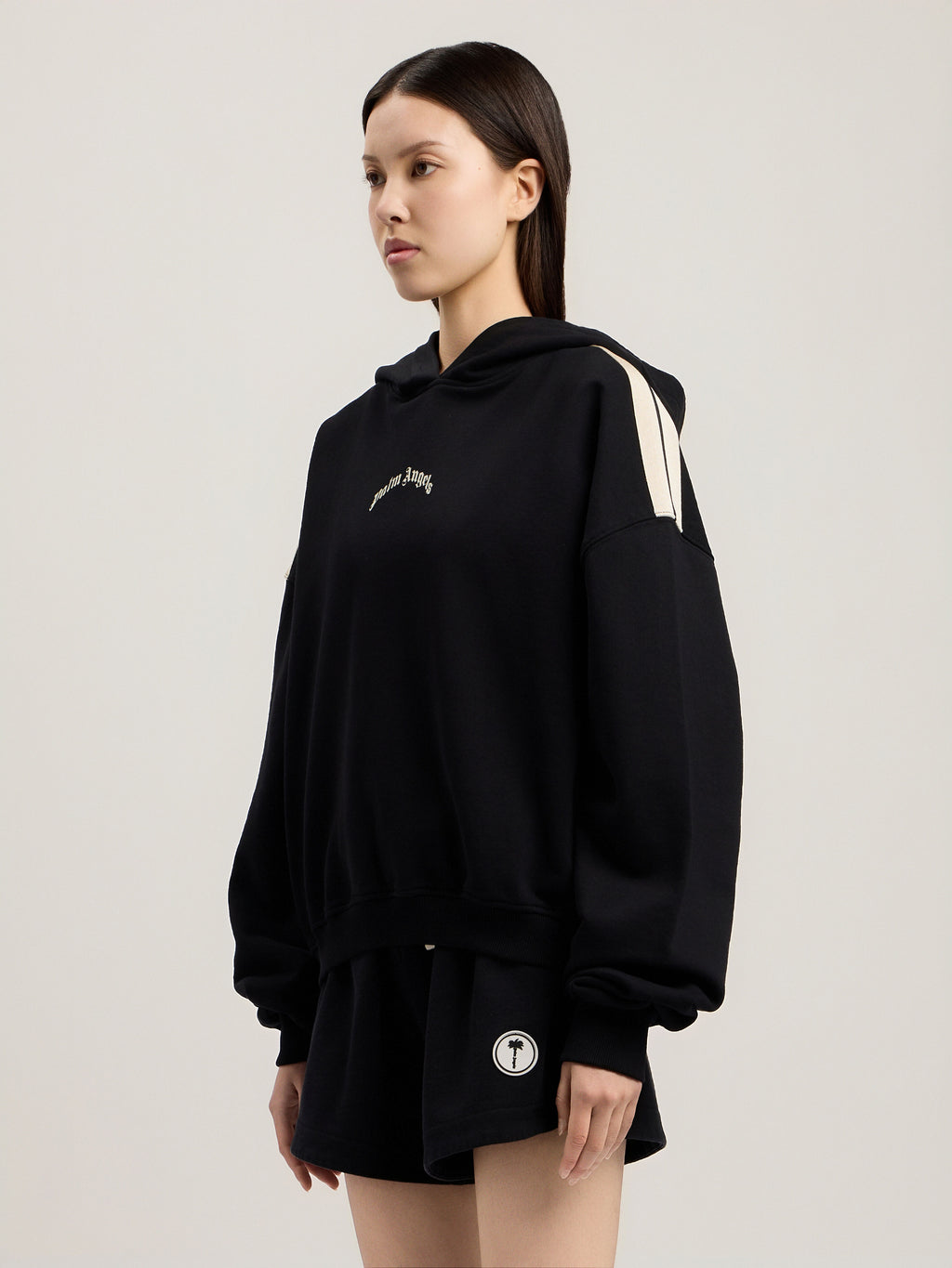 PALM ANGELS CURVED LOGO LOOSE CROP HOODIE BLACK TOFU — vista 4
