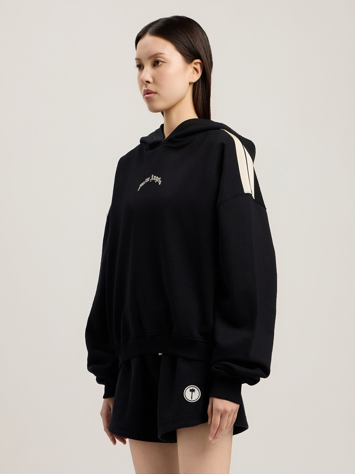PALM ANGELS CURVED LOGO LOOSE CROP HOODIE BLACK TOFU — vista 4