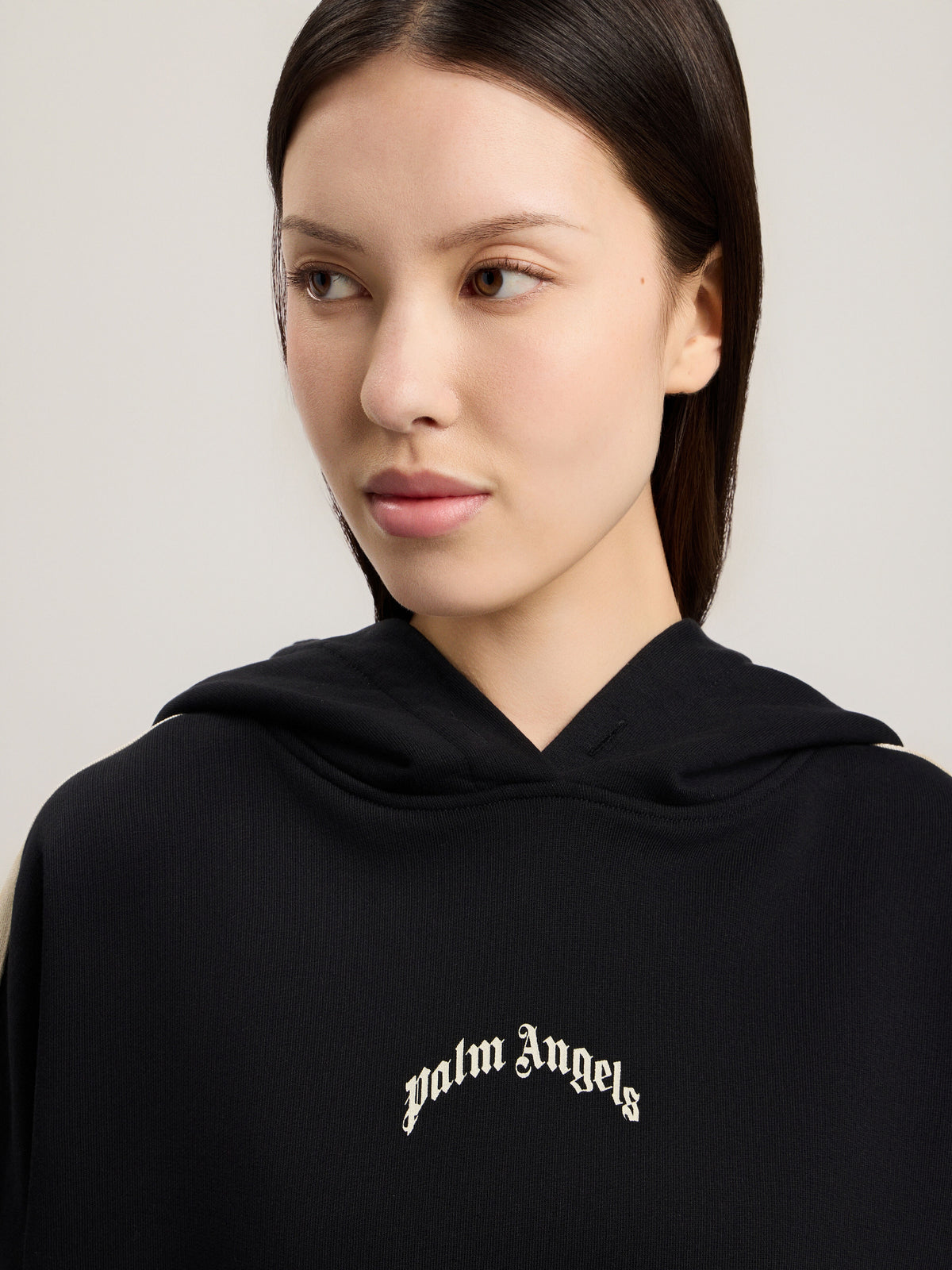 PALM ANGELS CURVED LOGO LOOSE CROP HOODIE BLACK TOFU — vista 6