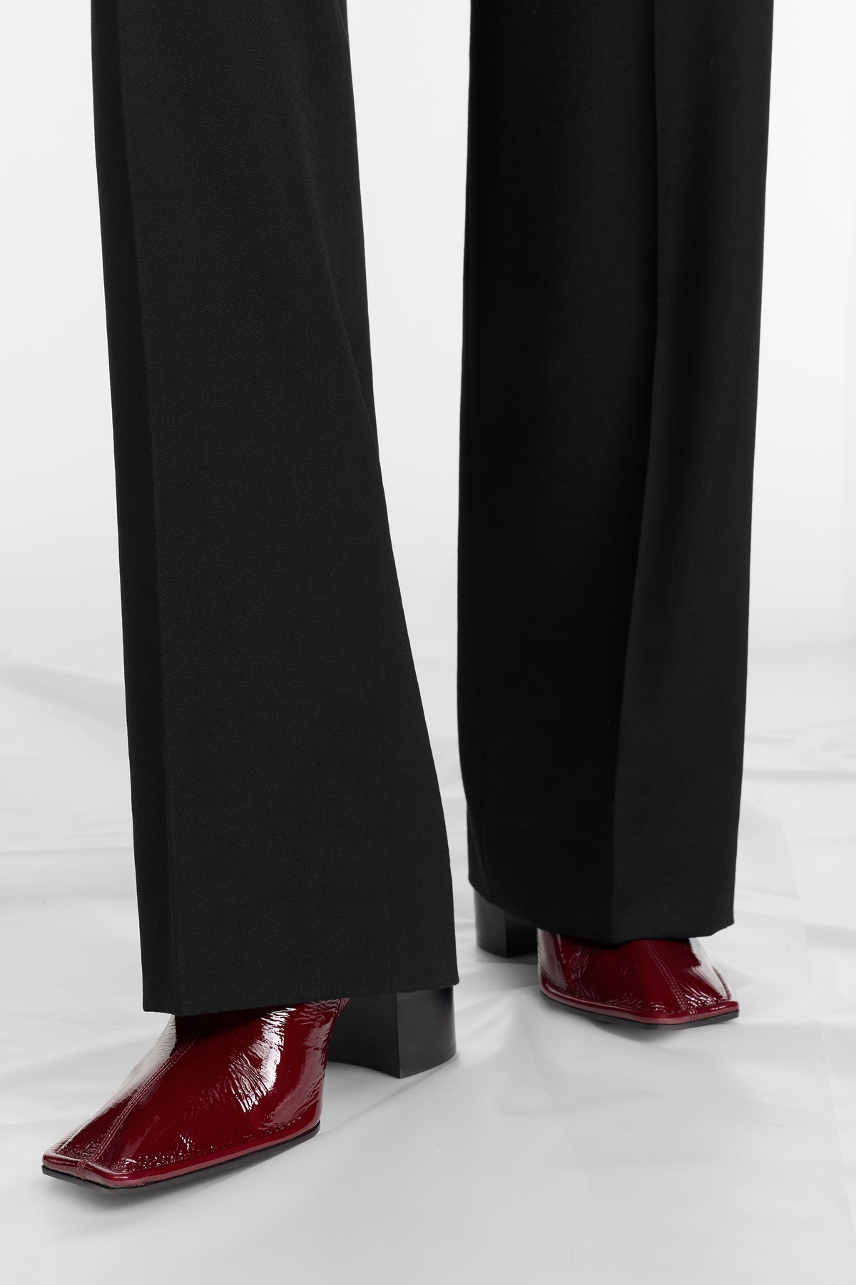 MAISON MARGIELA PIPED ANKLE BOOTS SUEDE PATENT LEATHER RED — vista 2