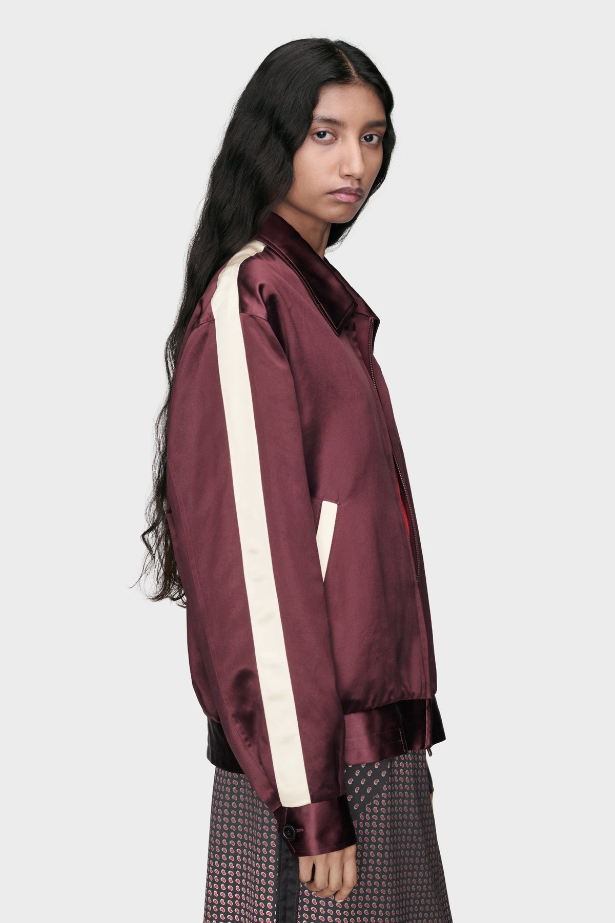 MAISON MARGIELA SATIN BOMBER JACKET BORDEAUX — vista 3