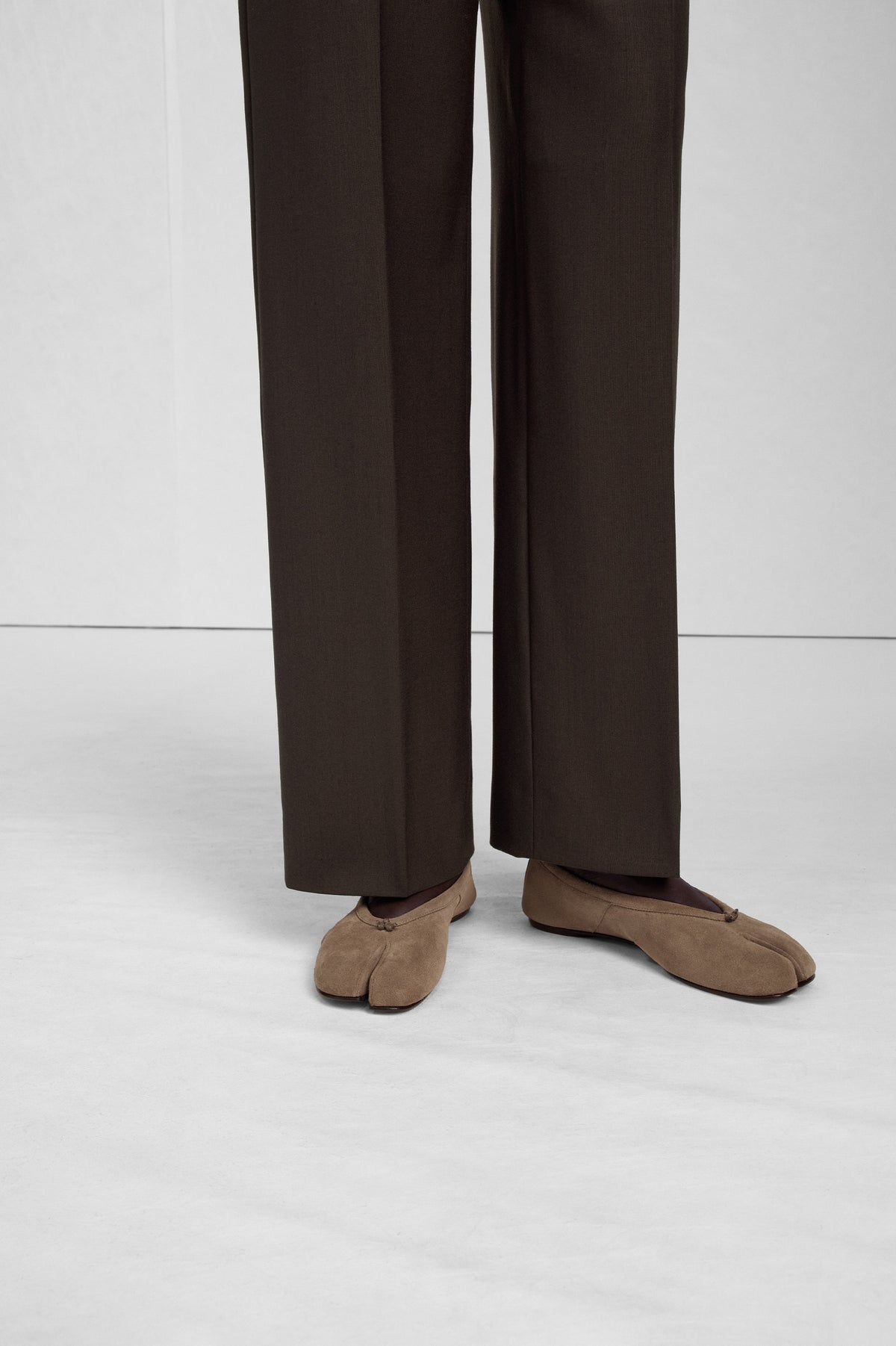 MAISON MARGIELA TABI BALLERINA SUEDE TAUPE — vista 2