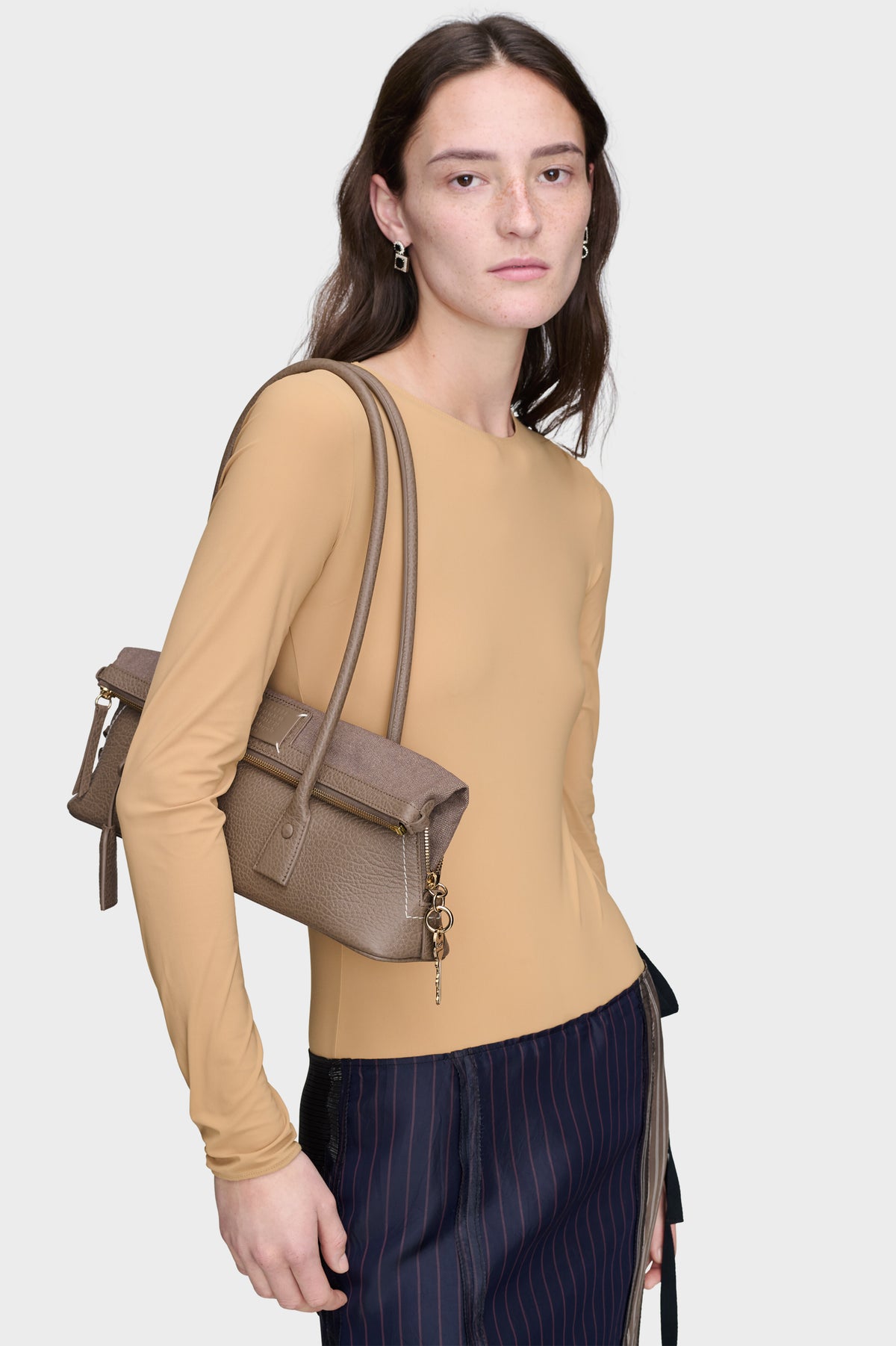 MAISON MARGIELA 5AC SHOULDER EAST WEST TAUPE — vista 6